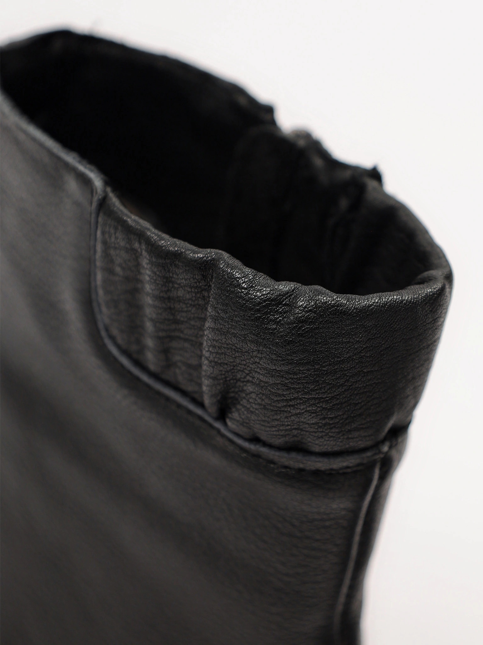 Ботинки черного цвета с декоративным замком спереди